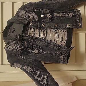 🌺Buy 1 get 1 Free🌺Blk Distressed Jeans Jacket Size Medium New ! Tag came off .
